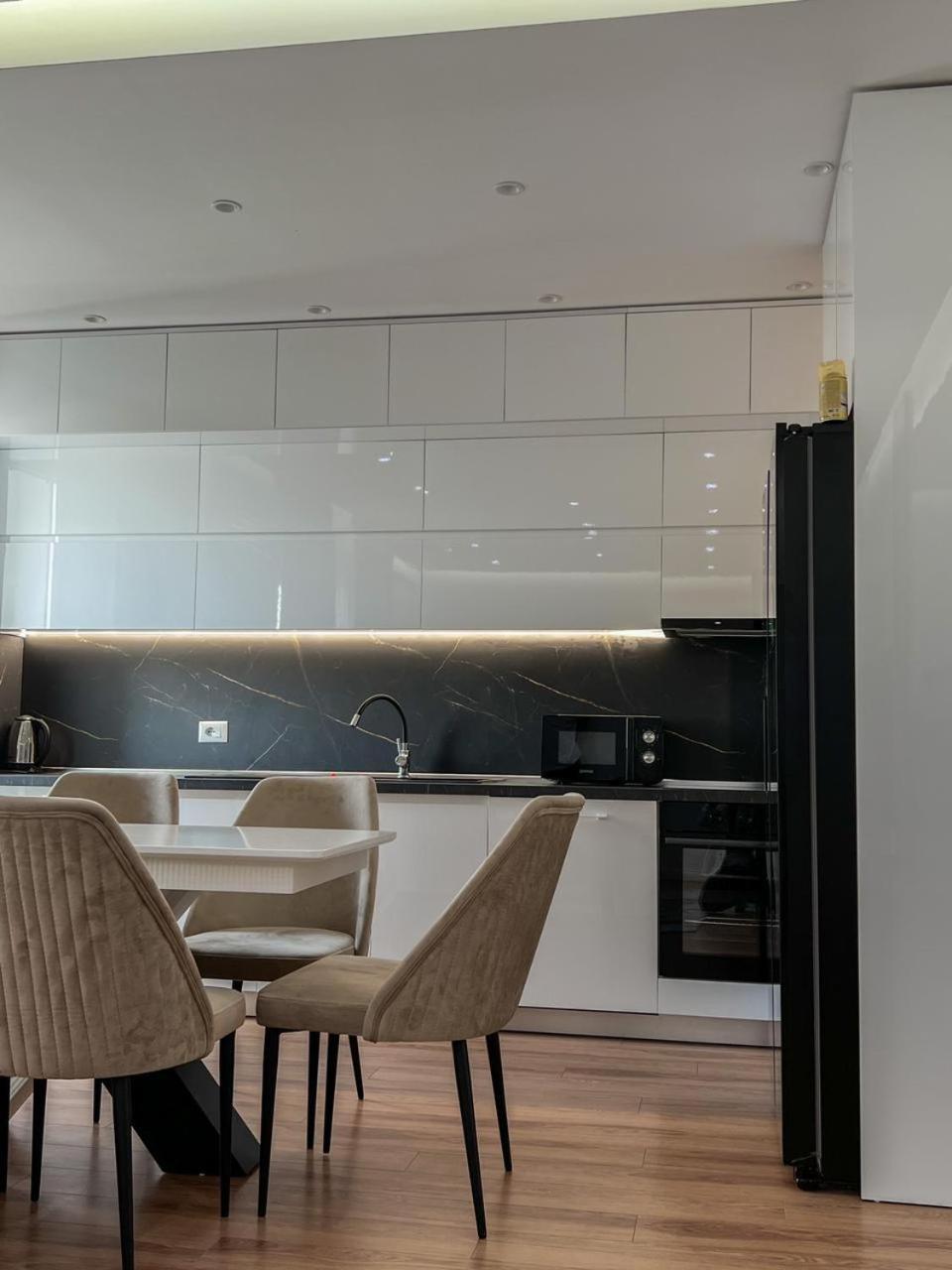 Lux Apartment At Arlis Tirana Esterno foto