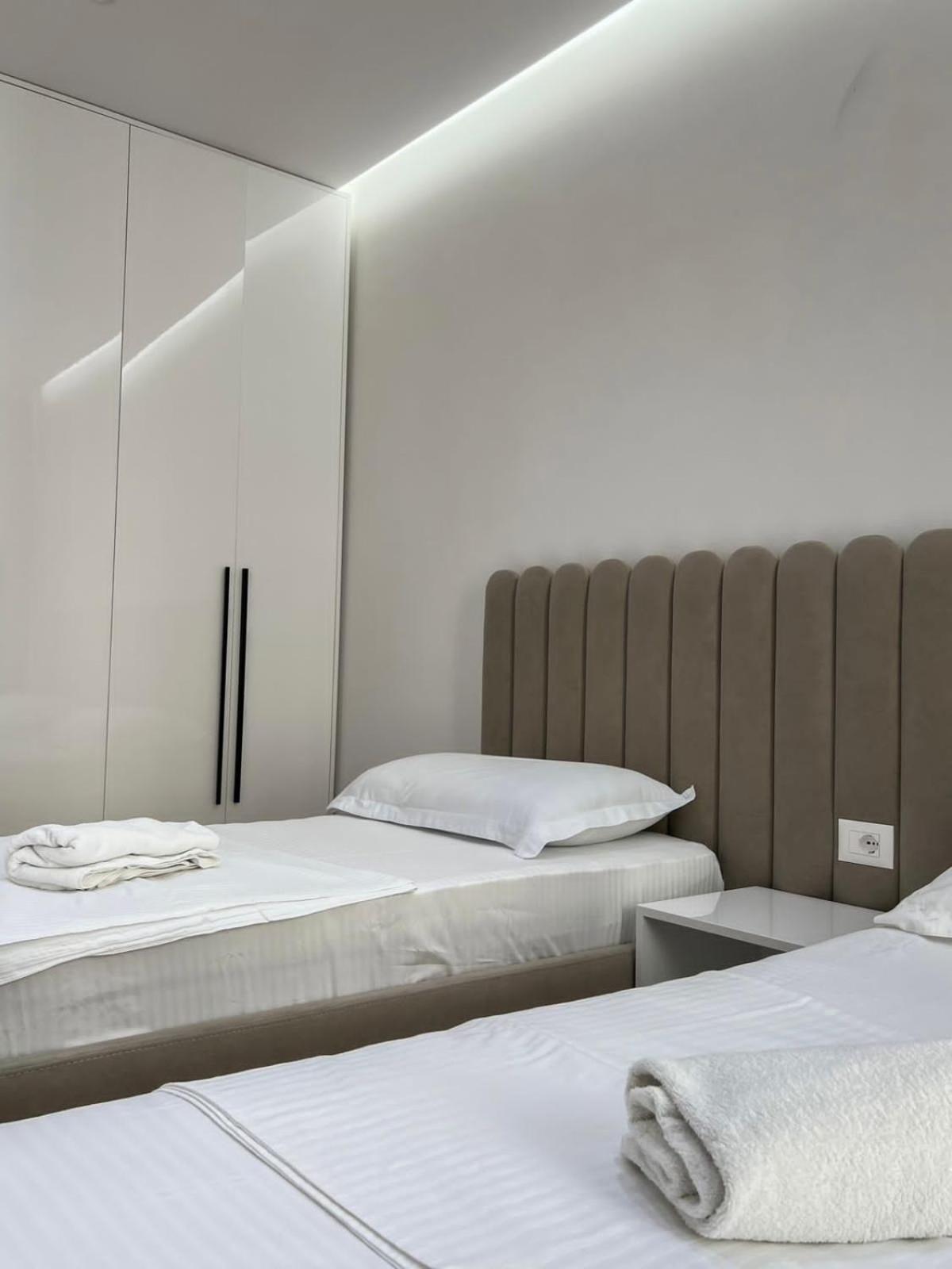 Lux Apartment At Arlis Tirana Esterno foto
