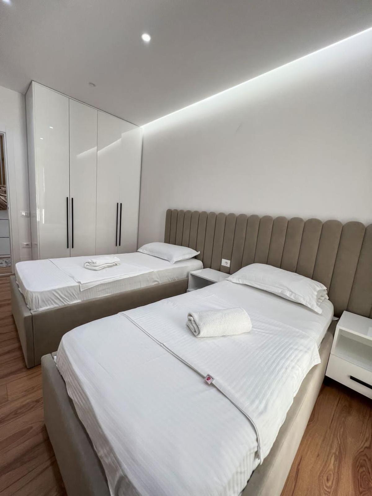 Lux Apartment At Arlis Tirana Esterno foto